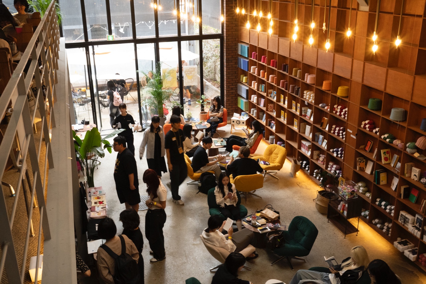 장면, 실내, 책, 의류이(가) 표시된 사진AI가 생성한 콘텐츠는 부정확할 수 있습니다.