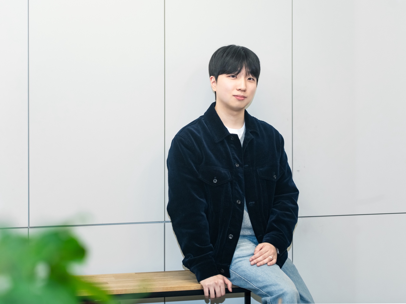 의류, 사람, 벽, 인간의 얼굴이(가) 표시된 사진AI가 생성한 콘텐츠는 부정확할 수 있습니다.