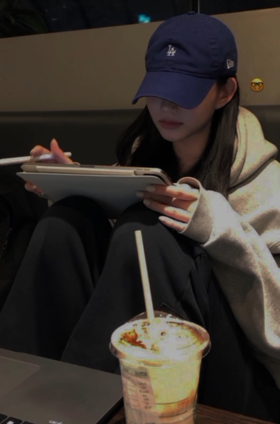 사람, 의류, 청량 음료, 실내이(가) 표시된 사진자동 생성된 설명