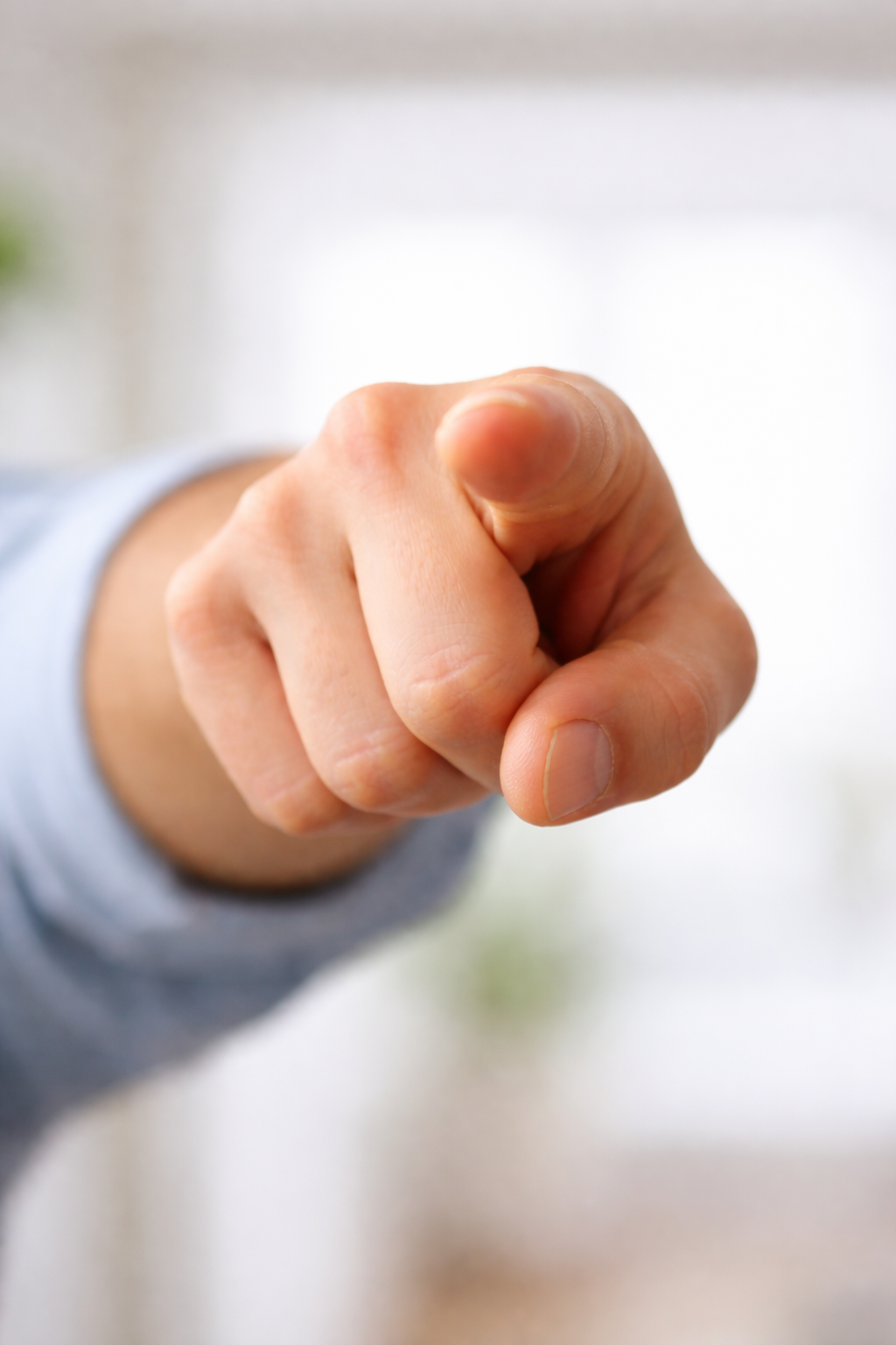 사람, 손가락, 손톱, 엄지이(가) 표시된 사진자동 생성된 설명