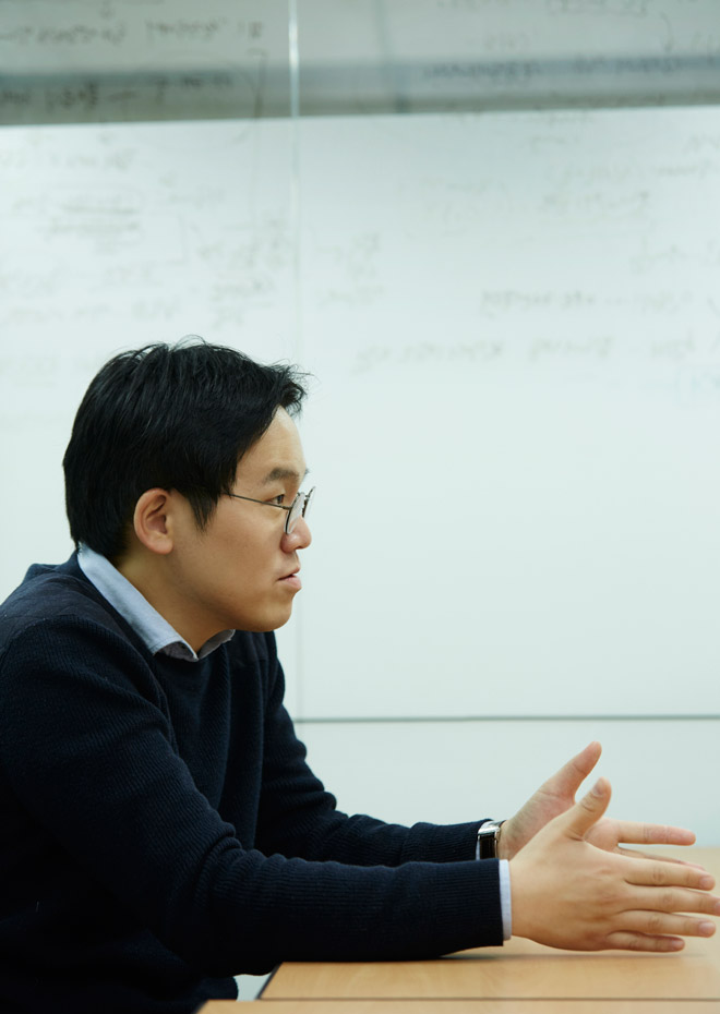 "기존 미디어들이 신뢰를 잃어서 사람들의 눈이 다른 방향으로 향하는 거다. "