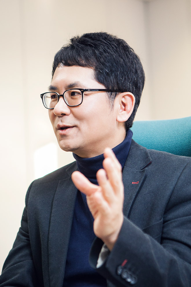 "비슷한 사람들끼리 끊임없이 역적모의(!)를 해야 돼요."